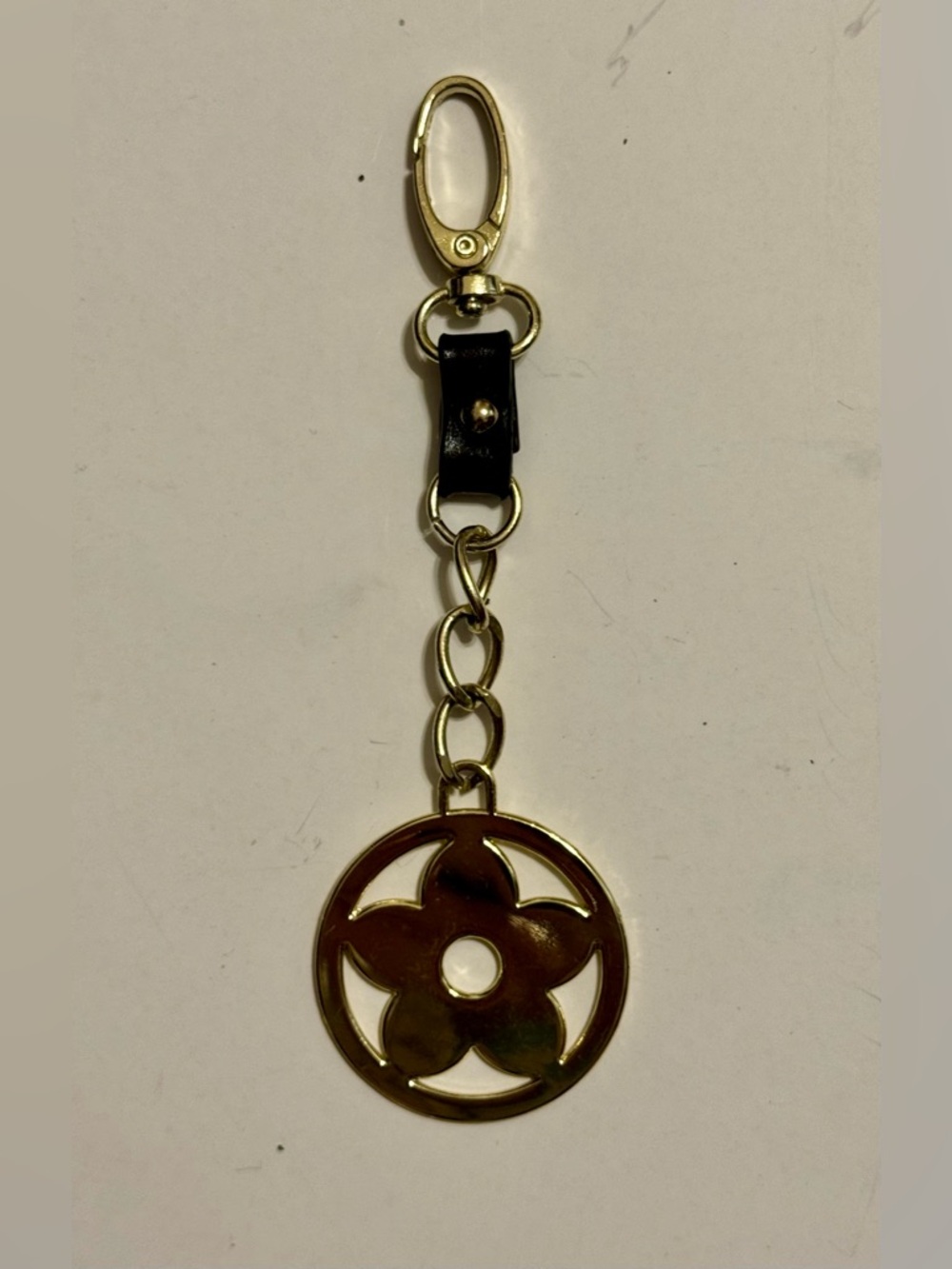 Daisy-shaped handbag clip charm. A beautiful gold-tone keychain for women! Metal